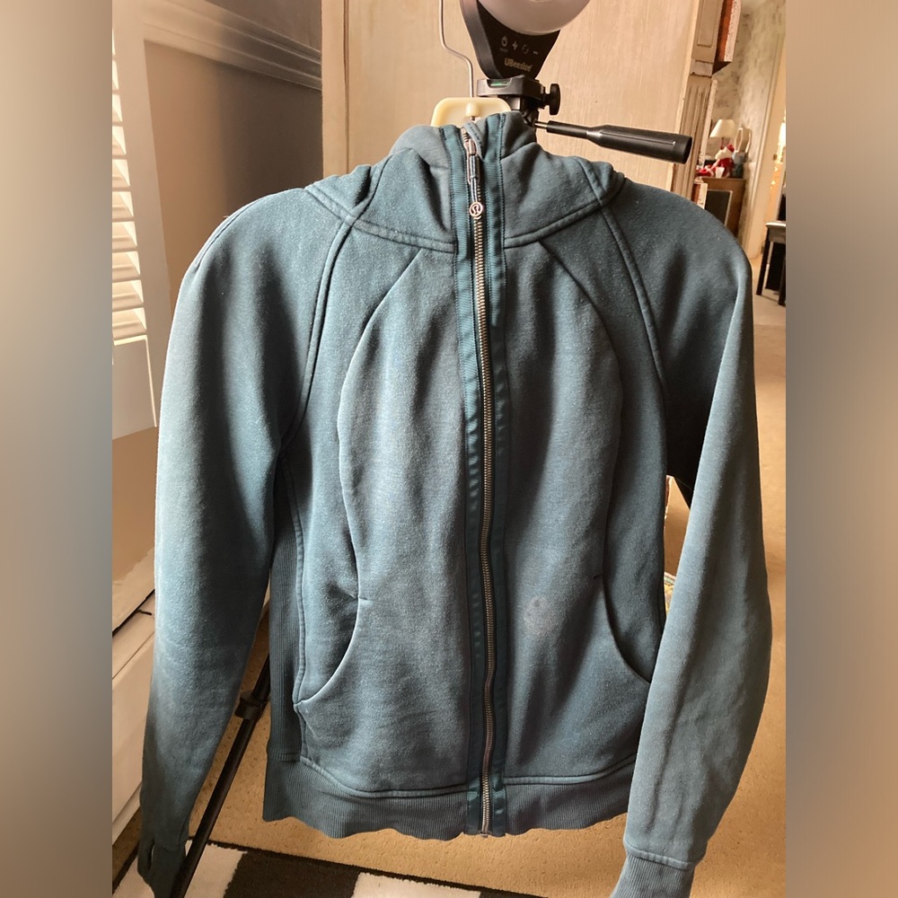 Lululemon scuba womans size 6/ with rip tag